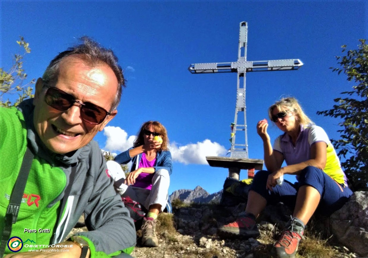 46 Merenda alla croce del Monte Castello (1425 m).jpg